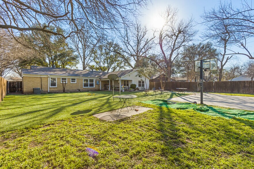 Building Photo - 3504 Corto Ave