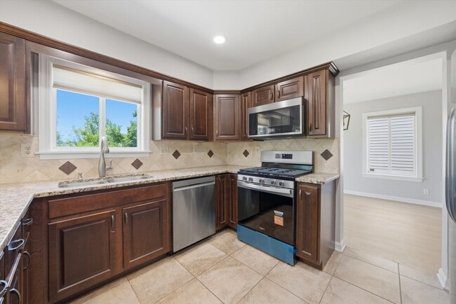 Building Photo - 21854 W Kentwood Dr