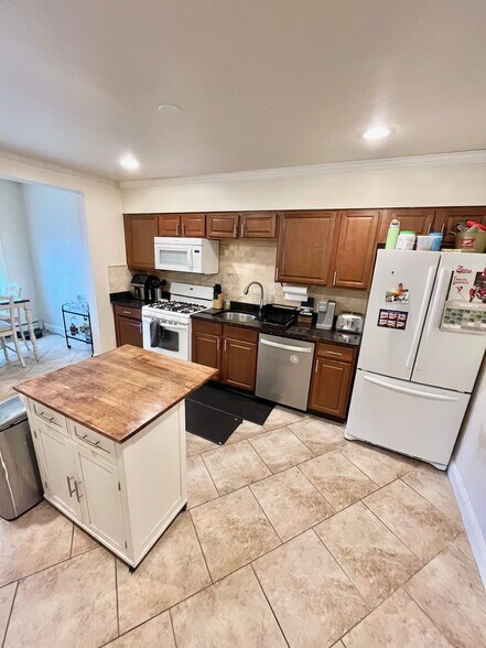 Building Photo - 716 E 6th St