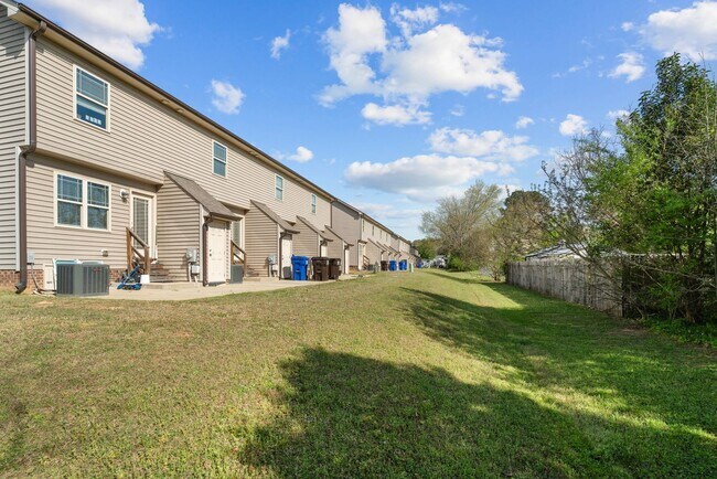 Building Photo - 2 Bedroom 2 Bathroom Town Home Close Proximity To Campbell