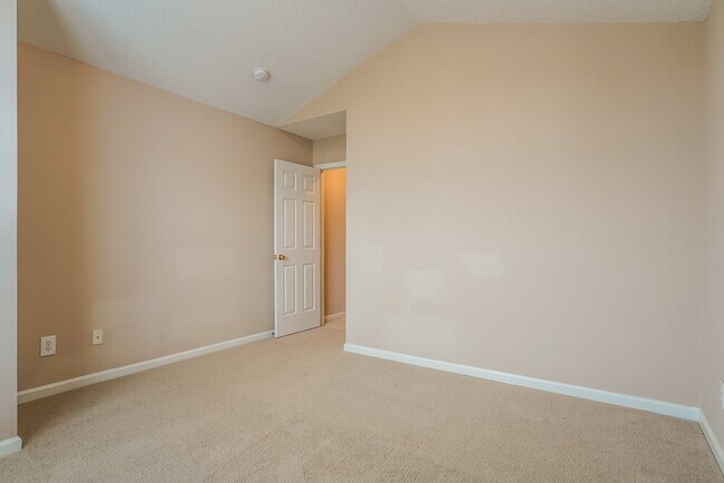 Building Photo - 2000 Persimmon Ridge Dr