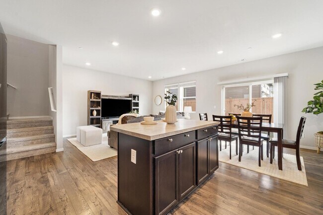 Building Photo - Beautiful Home in Puyallup