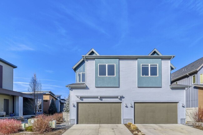 Building Photo - Bright Contemporary 3 Bedroom 2 Bath - August 1st!