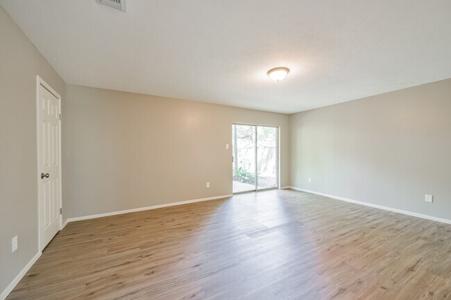 Building Photo - 2051 Oak Shores Dr