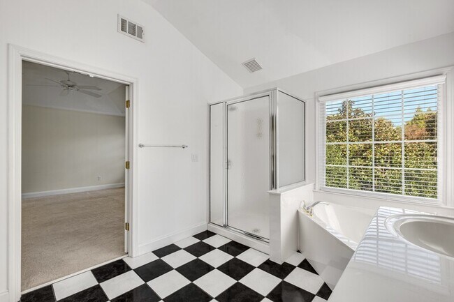 Building Photo - 1240 Dunwoody Cove