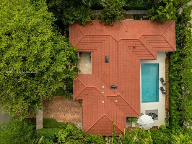 Building Photo - 611 Santurce Ave
