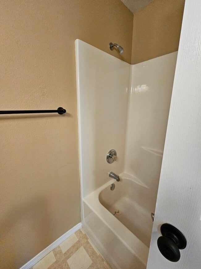 Building Photo - 3Bd/2Ba Single Story Home-Available to View!