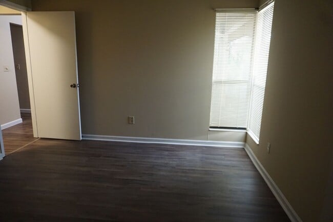 Building Photo - 3/2 Single Story Duplex with Garage