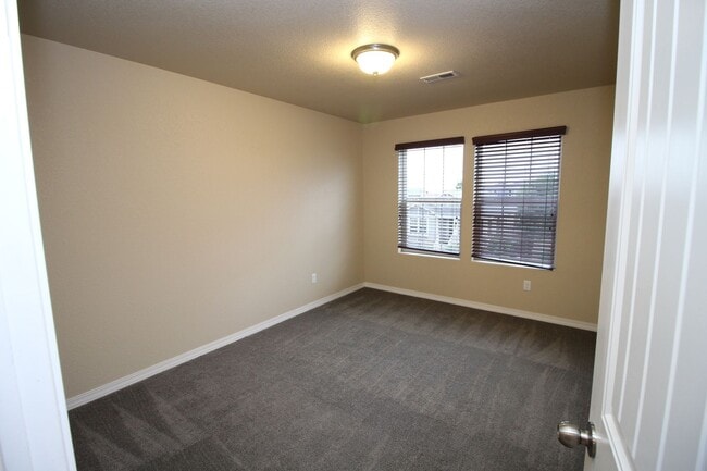 Building Photo - Beautiful 3bdrm 3bath home in Gold Hill Mesa