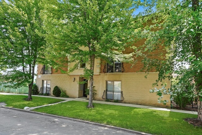 Building Photo - 3423 Ridgeland Ave