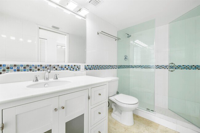 Building Photo - 1420 Brickell Bay Dr