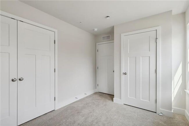 Building Photo - Luxury End-Unit Townhome with 4 Bedrooms & 2-Car Garage