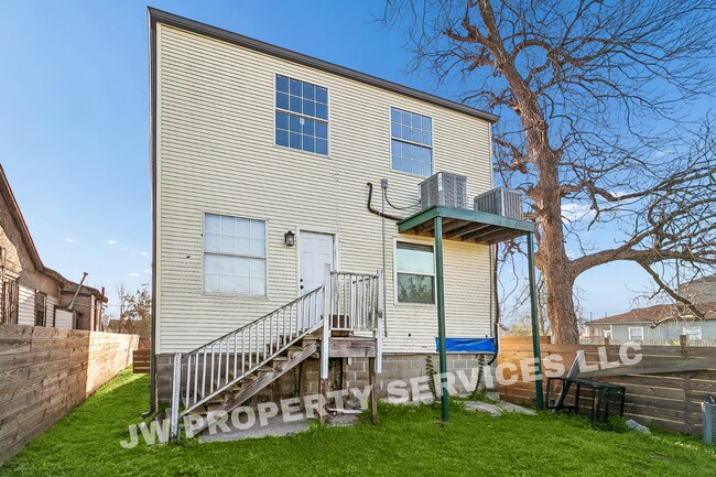 Building Photo - 2632 Annette St