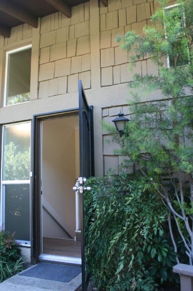 Building Photo - Entirely Remodeled 2 story Townhome with a...