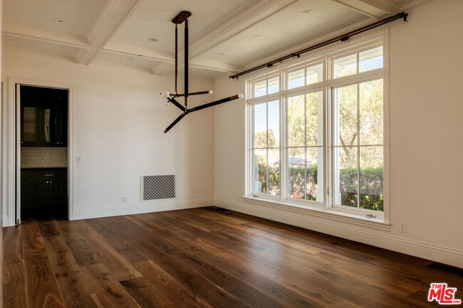 Building Photo - 557 Chapala Dr
