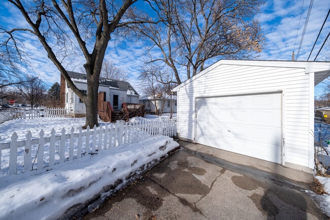 Building Photo - 3957 Ewing Ave S