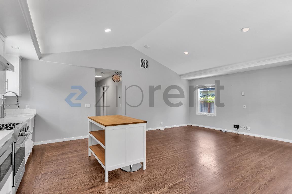 Building Photo - Unit