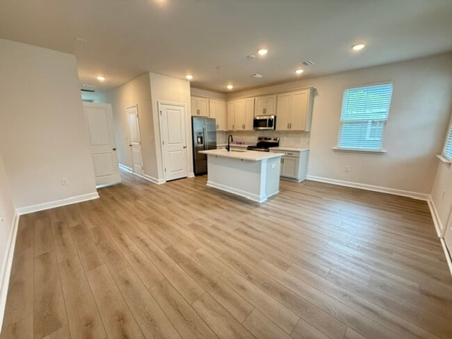 Building Photo - 3 Bedroom 2.5 Bathroom Townhouse in Windward Village - Summerville