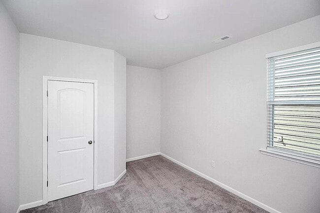 Building Photo - Home with 4 bedrooms, 3 full baths Fence in Yard