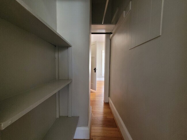 Building Photo - 2 Bedroom, 1 Bathroom home with hardwood!