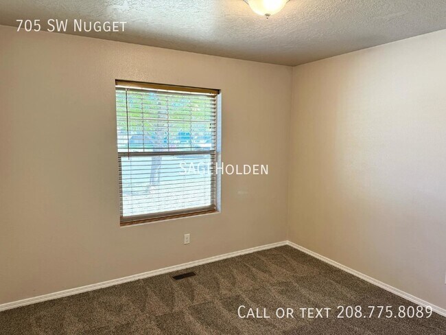 Building Photo - 705 SW Nugget-