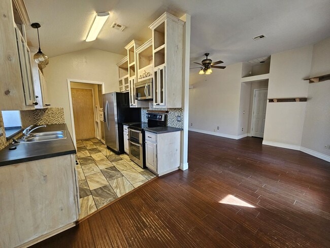 Building Photo - (3) Bed/(2) Bath in SE Norman! Pets Negotiable!