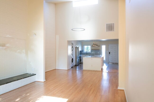 Building Photo - 326 Harvest Dr