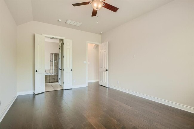 Building Photo - 400 Entrada Way