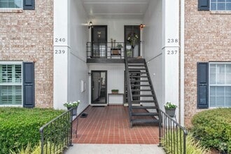 Building Photo - Beautiful 2-Bed, 2-Bath Condo with Elegant...