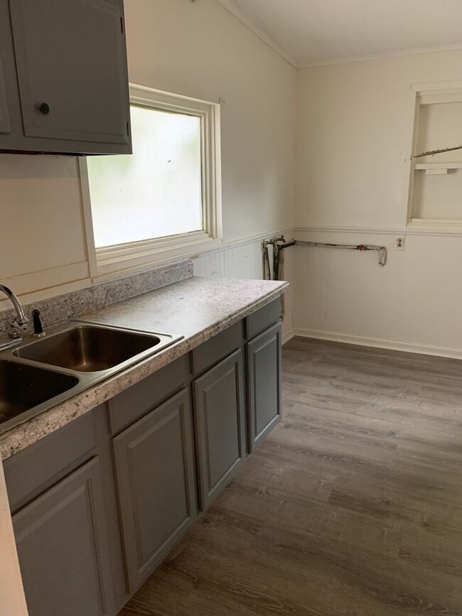 Building Photo - Coming soon- Spacious 2 bedroom home in Po...