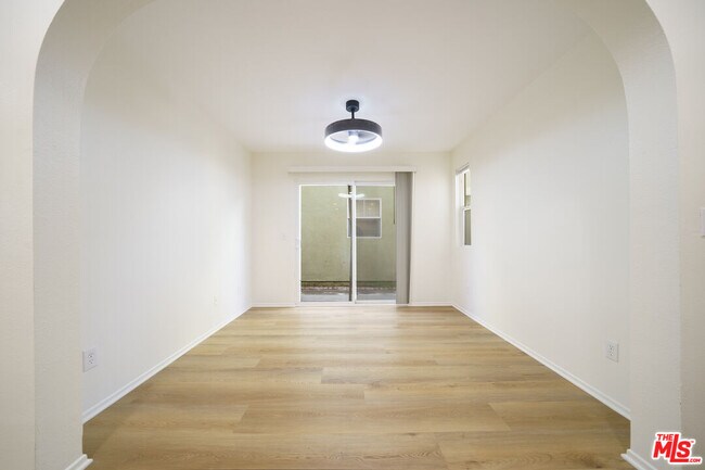 Building Photo - 121 Cancion Way