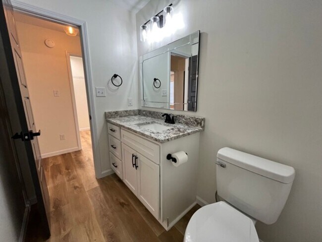 Building Photo - 204 Franklin Sq - Beautifully Updated Home in Bonaire