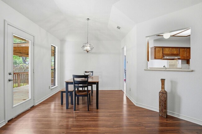 Building Photo - 306 Woodstone Dr