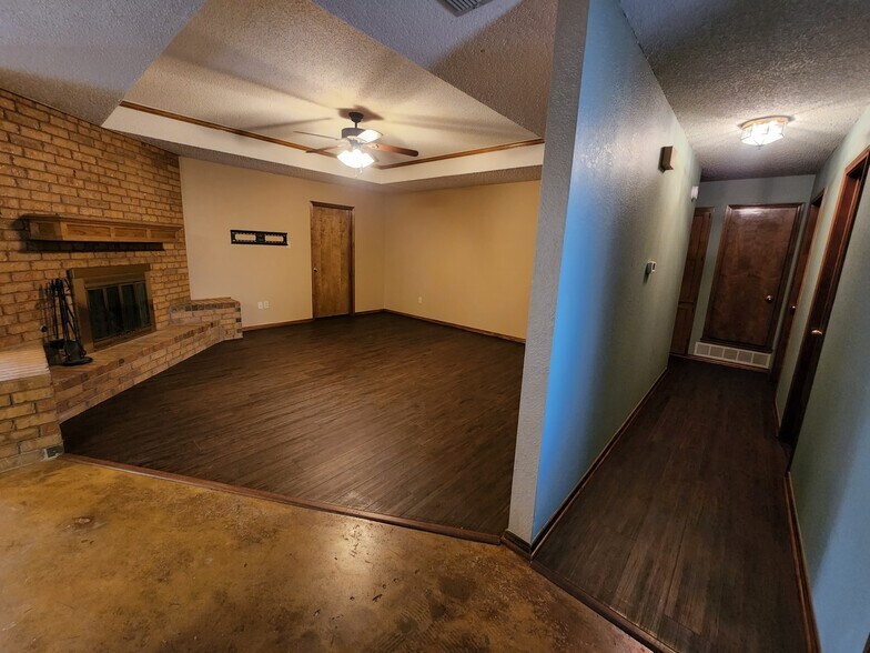 Living room / Hallway - 6031 73rd St