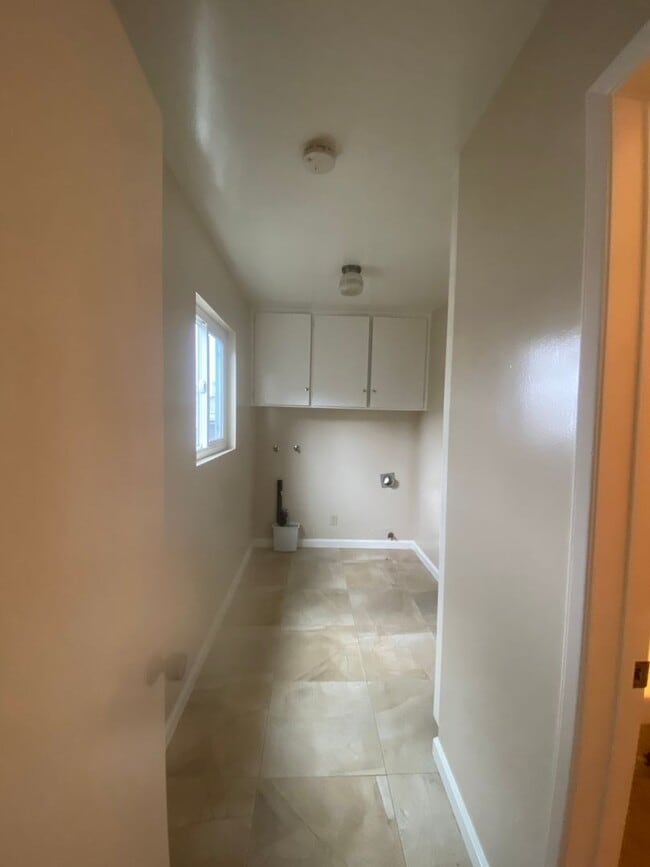 Building Photo - Pool Home in Orange for Lease