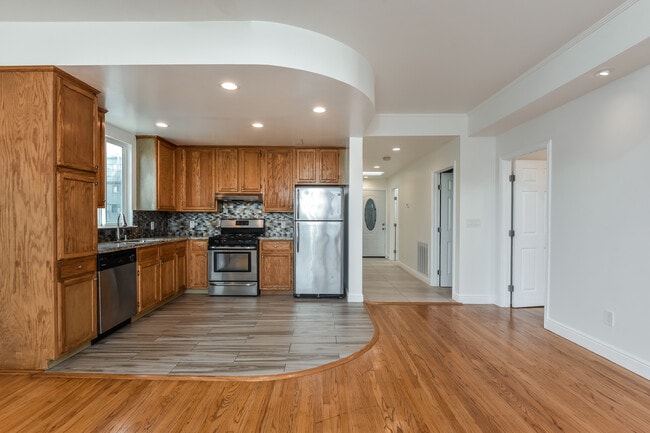 Building Photo - 10 Oxford St