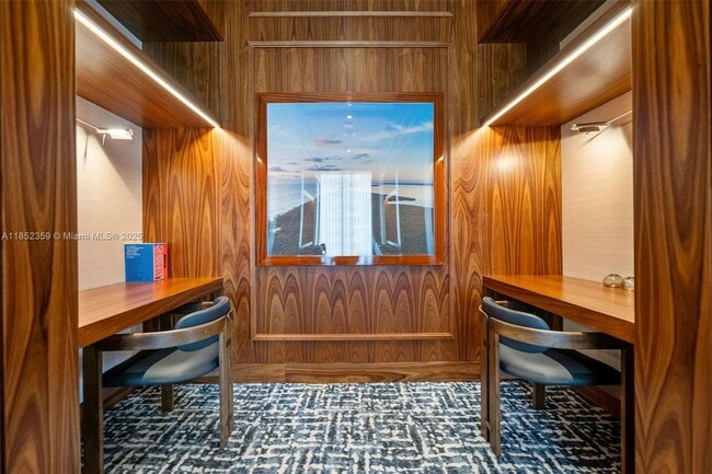 Building Photo - 2655 S Bayshore Dr