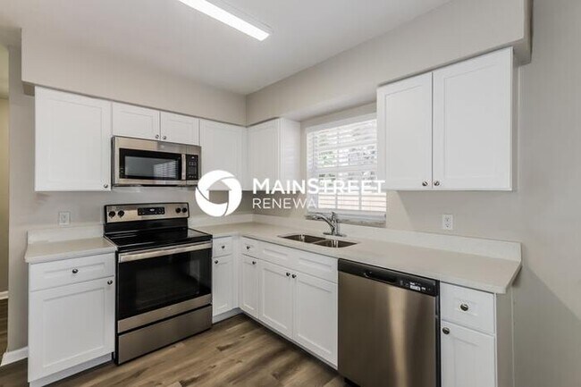Building Photo - 3 Bedroom Pet-Friendly Home in TAMPA, FL with Main Street Renewal