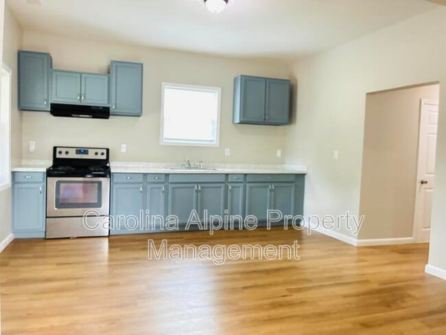 Building Photo - 611 S Mountain St