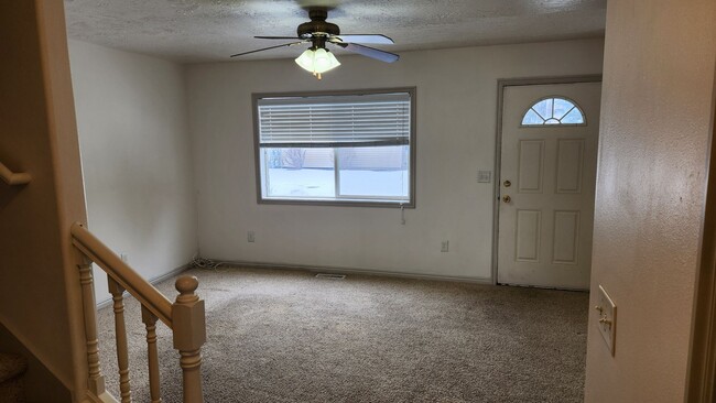 Building Photo - 2 bed 1.5 bath unit in the Meadows