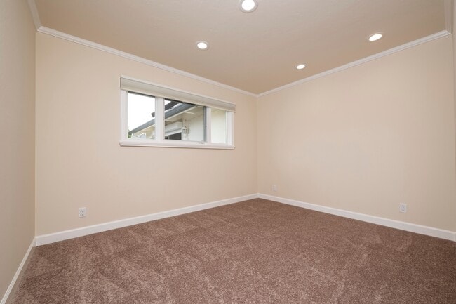 Building Photo - 1394 Manzanita Dr