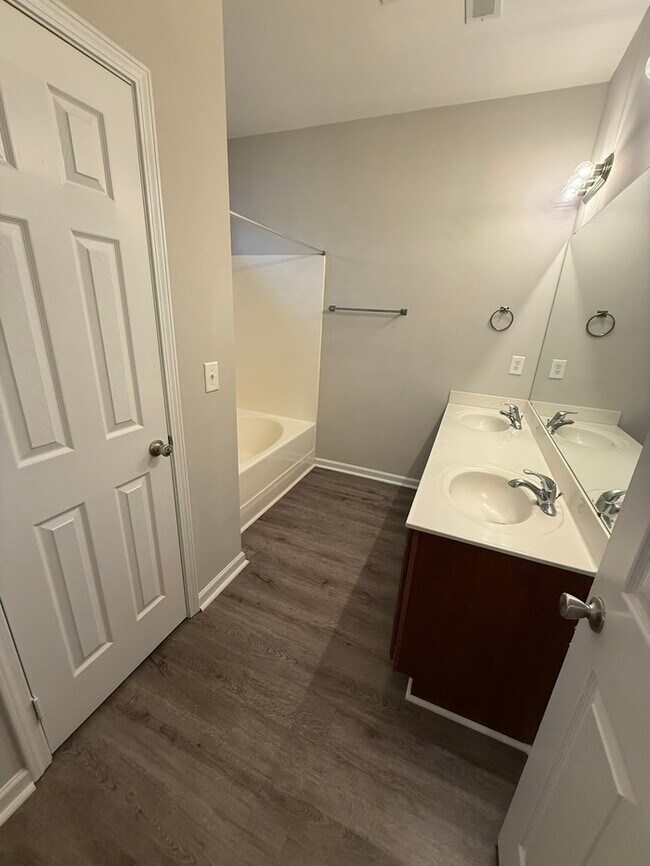 Building Photo - Beautiful 3 Bedroom Town Home! AMAZING CARY LOCATION!!!!