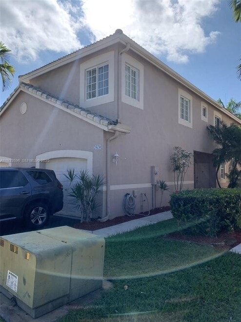Building Photo - 2070 Madeira Dr