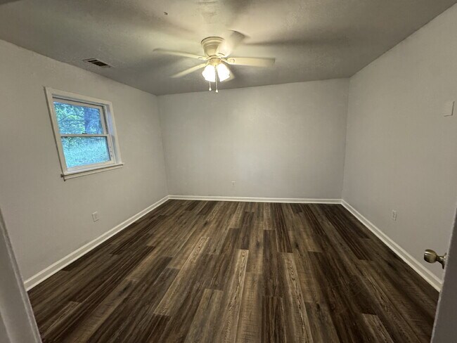 Building Photo - 2 bedroom 1 bathroom in Fair Play