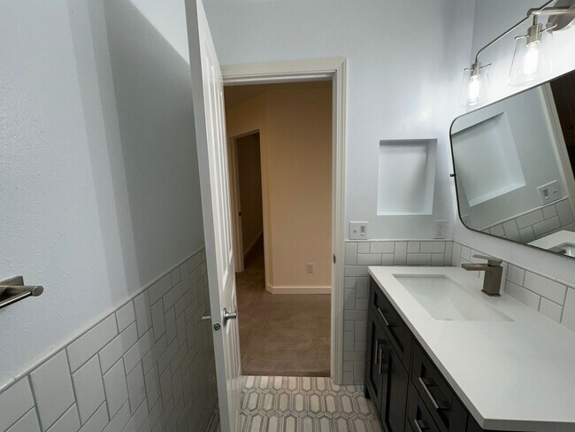 Building Photo - Application Pending - 3 Bedroom Townhouse For Rent In Hood River