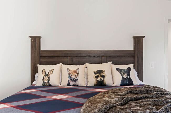 Building Photo - 347 S 10th Ave