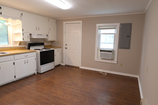 Building Photo - 549 S Gum St