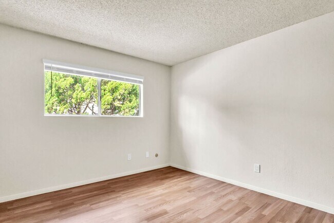 Building Photo - Spacious three bedroom with office in Prim...