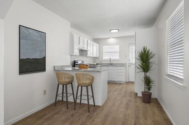 Building Photo - Fully Remodeled Duplex for Rent!