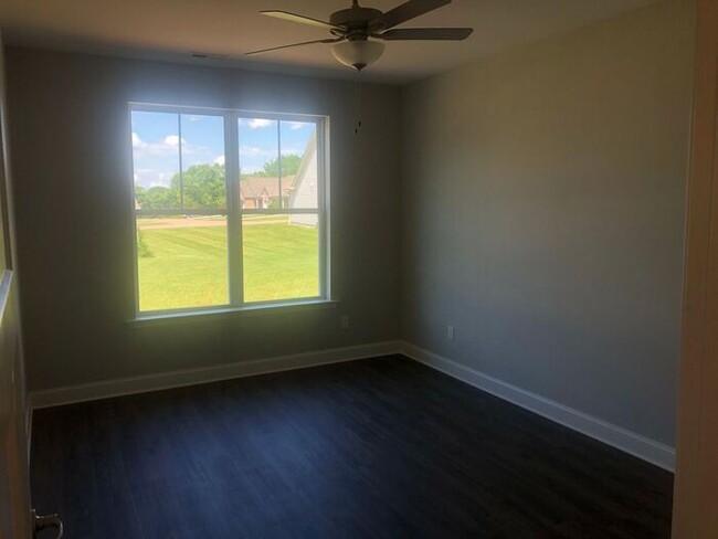 Building Photo - Beautiful open floorpan!